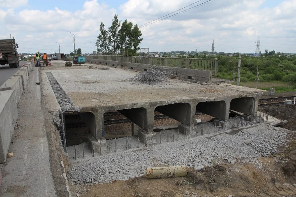 В Мариинске начали ремонтировать опоры моста через Транссиб. Фото: Пресс-служба АПК