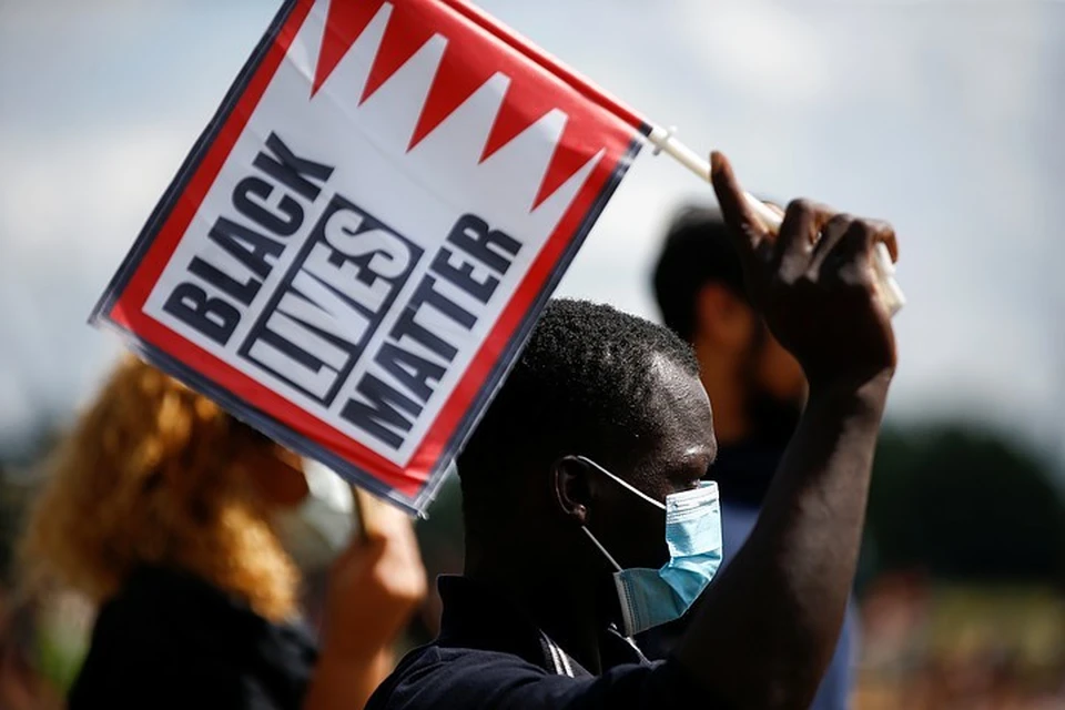 "Black Lives Matter - Жизнь черных важнее" стал лозунгом протестов в США.