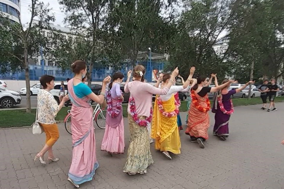 В Ростове кришнаиты устроили задорные танцы в центре города. Фото: соцсети