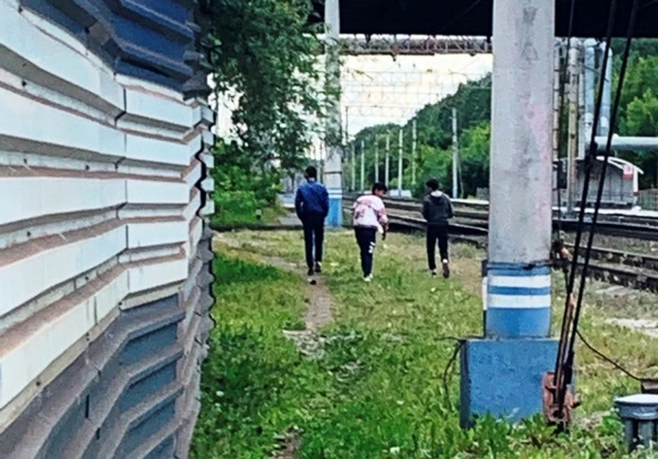 Тюменские школьники катались, зацепившись за перила поезда. Фото - Тюменский ЛО МВД России на транспорте.