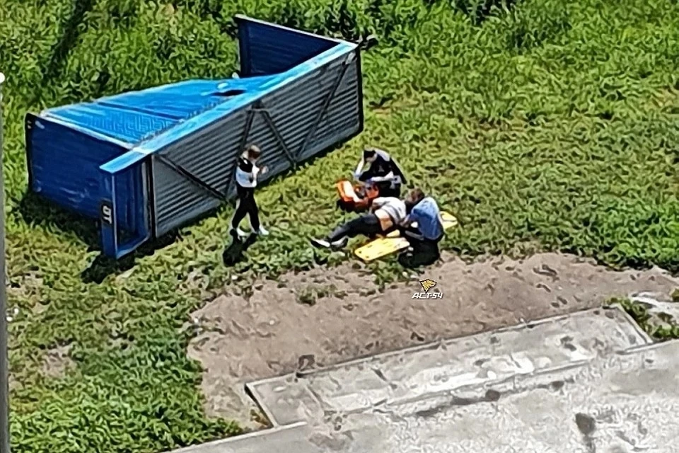 В Новосибирске возбудили уголовное дело по статье «Халатность» после того, как на мужчину упала остановка общественного транспорта. Фото: "АСТ-54"