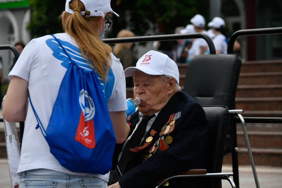 На парад пригласили ветеранов войны. За каждым был закреплен волонтер, который помогал во всем.