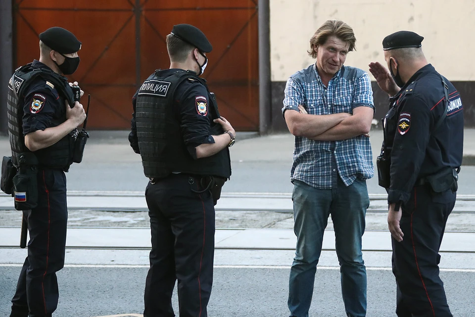 Сотрудники полиции во время проверки документов на одной из улиц Москвы. Фото: Валерий Шарифулин/ТАСС