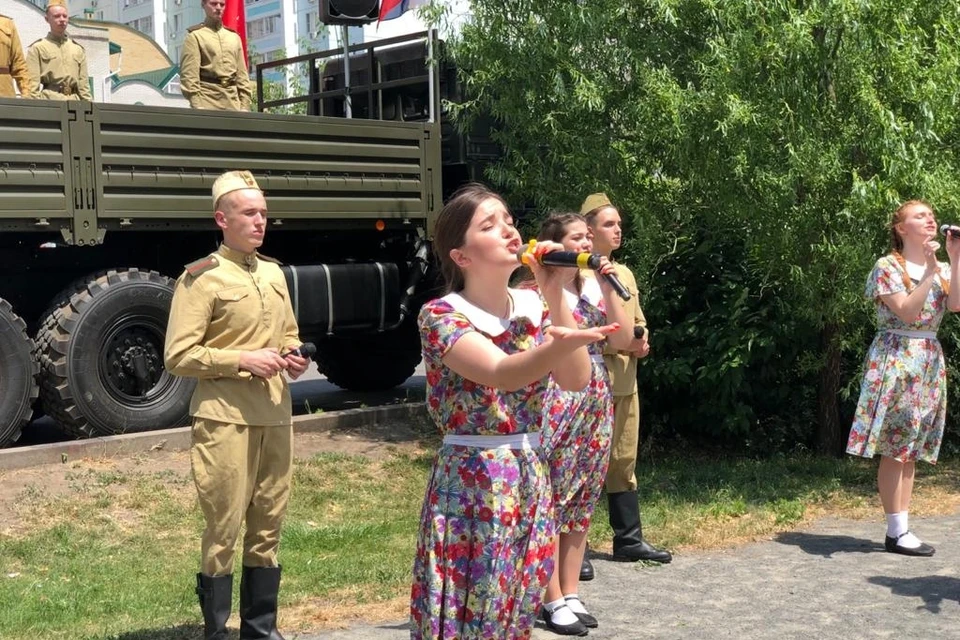Песни военных лет звучали сегодня в ростовских дворах. Фото: правительство РО