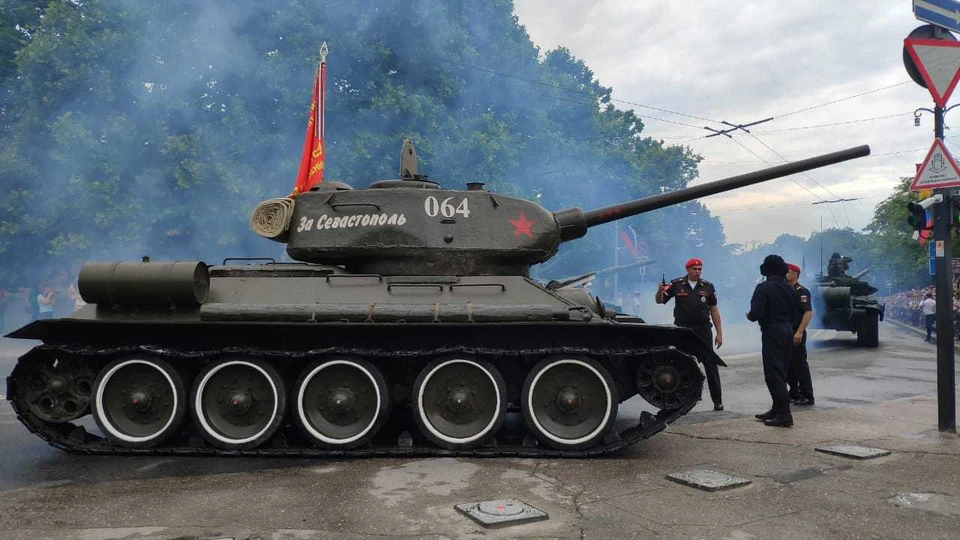 Танк Т-34 встал во время Парада Победы в Севастополе.