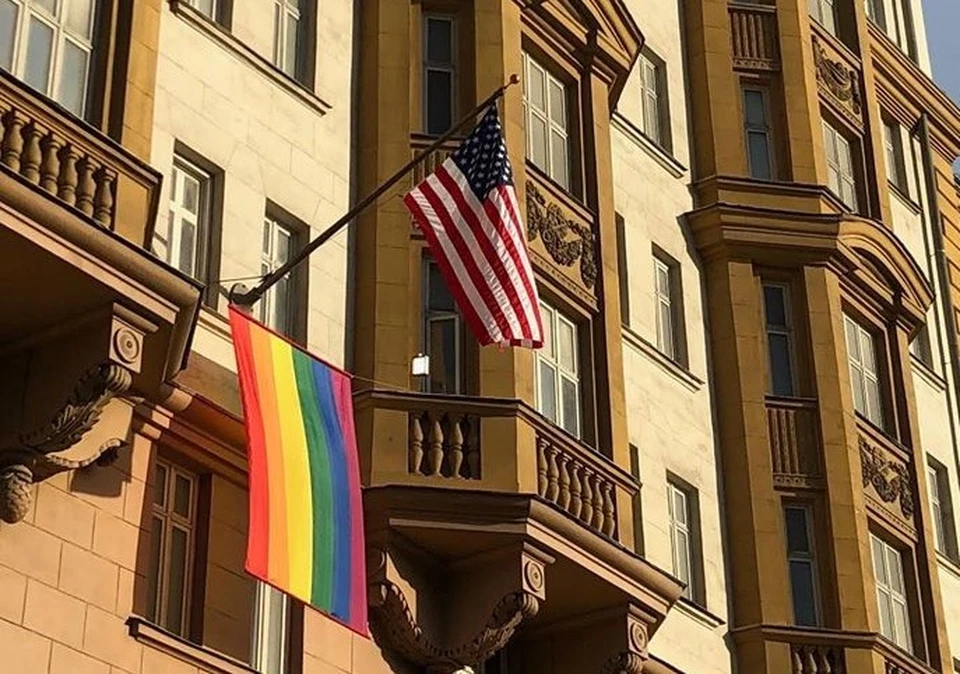 Песков прокомментировал флаг ЛГБТ на здании посольства США в Москве. Фото: facebook посольства США в Москве