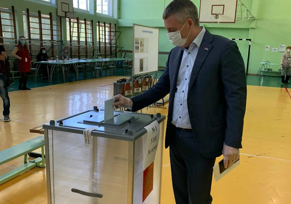 Денис Волков проголосовал досрочно