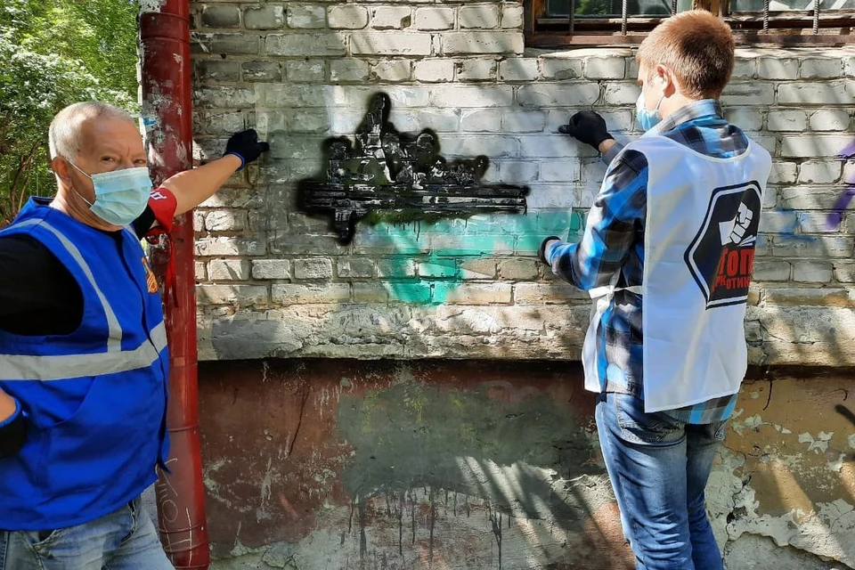 Волонтеры закрасили рекламу наркотиков в Барнауле. Фото: управление молодежной политики и реализации программ общественного развития края