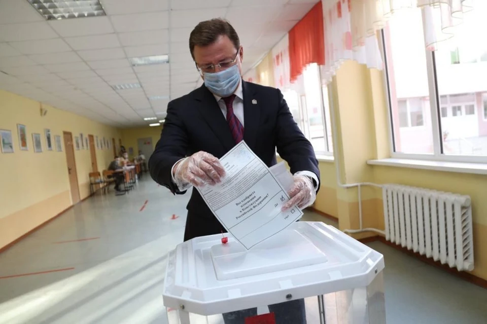 Дмитрий Азаров уже проголосовал за поправки в Конституцию.
