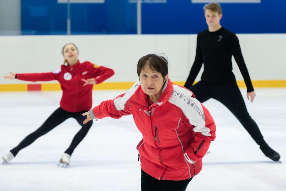 Каждую тренировку Тамара Николаевна на коньках. Тройные тулупы уже не прыгает, но перебежку вперед и назад делает с легкостью