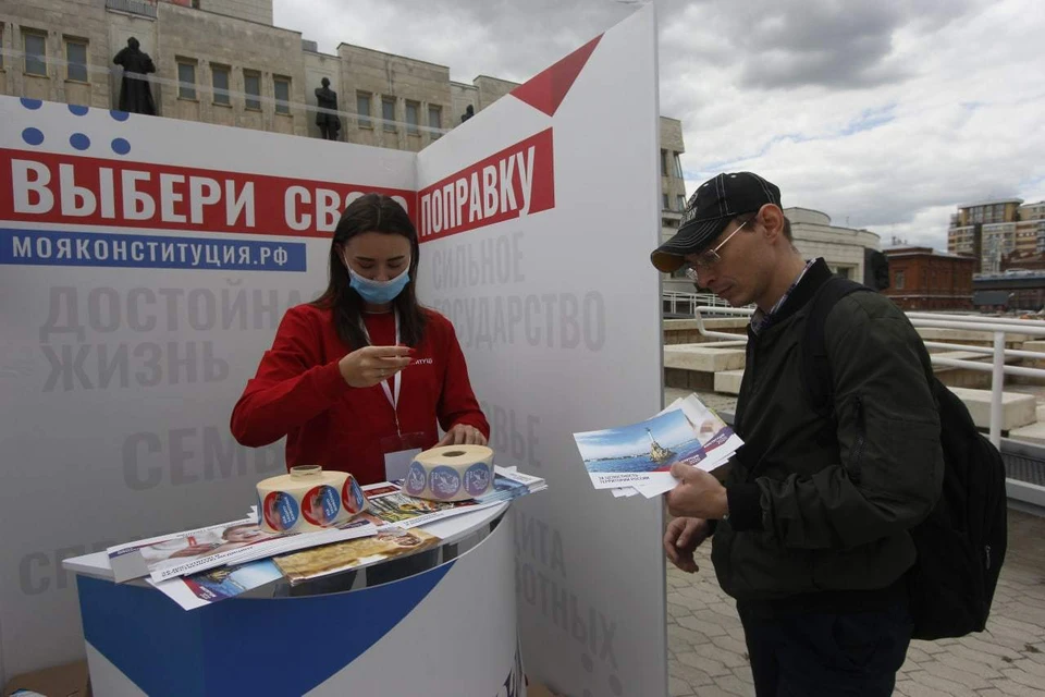 В Омске перед стартом голосования работали информационные стойки, где жителям объясняли суть поправок.