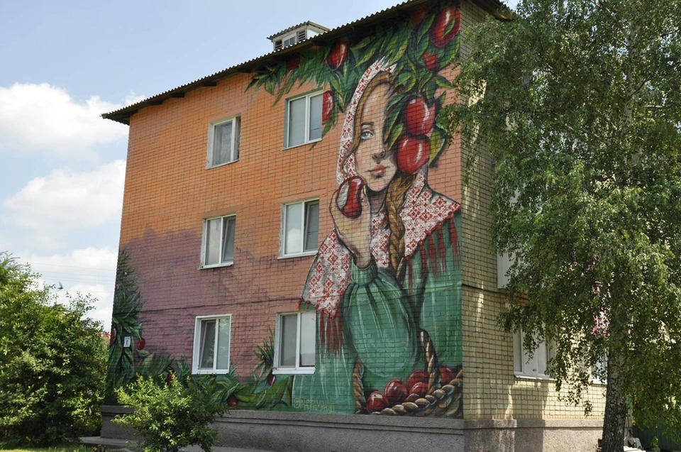 Городские пейзажи украсили стены домов Корочанского района. Фото пресс-службы администрации Корочанского района