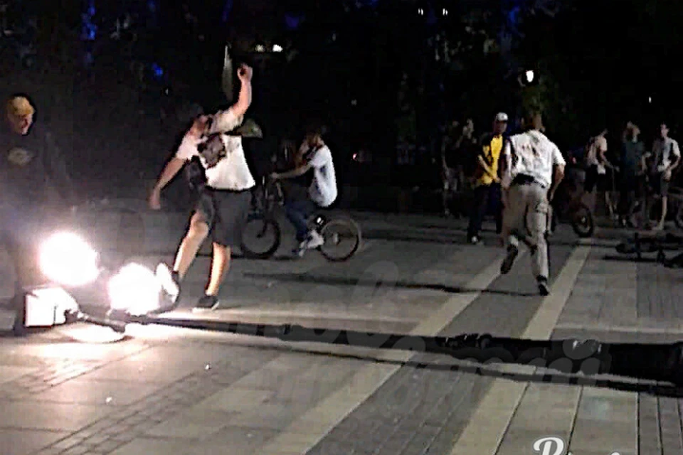 В Ростове велосипедисты свалили уличный фонарь. Фото: соцсети