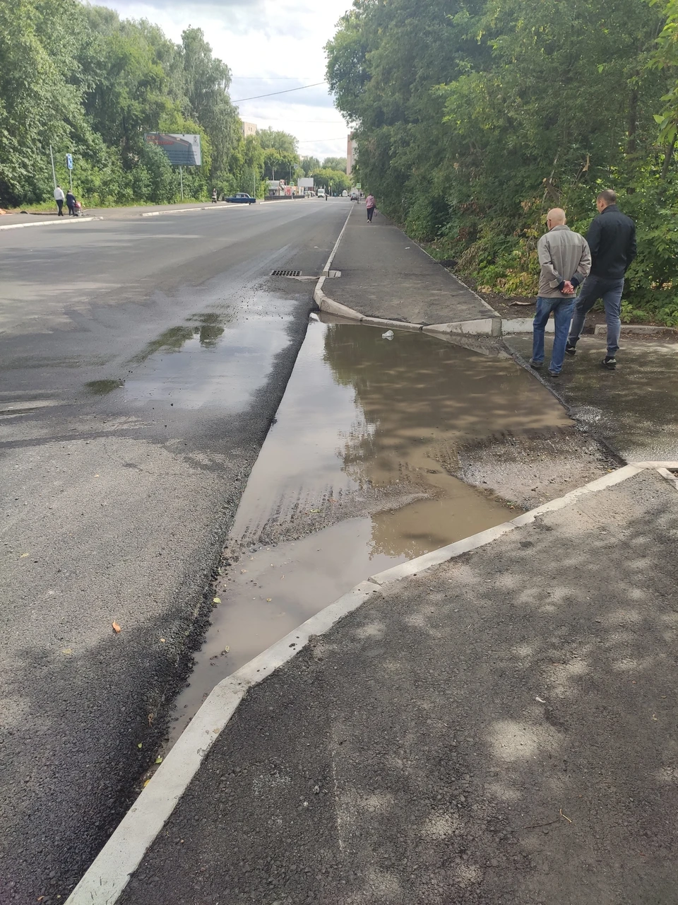 Лужам на обочине теперь просто некуда стекать