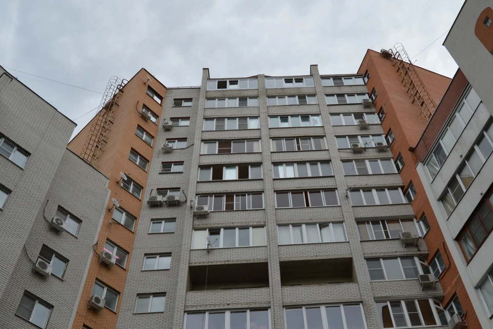 Застрявшего на высоте юношу впустили соседи