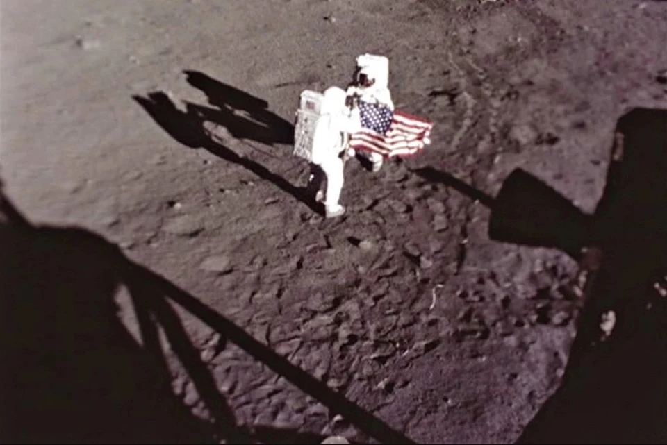 Армстронг и Олдрин в июле 1969 года. Фото сделано с помощью камеры с посадочного модуля.