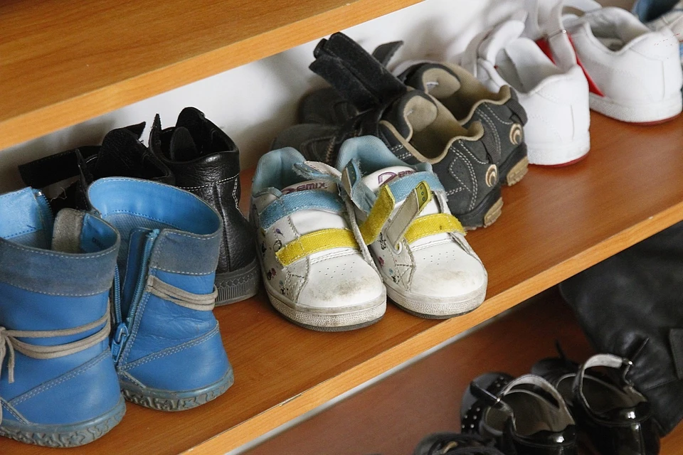 В Красноярском крае взятых в семьи детей-сирот планируют обеспечить бесплатной одеждой и обувью