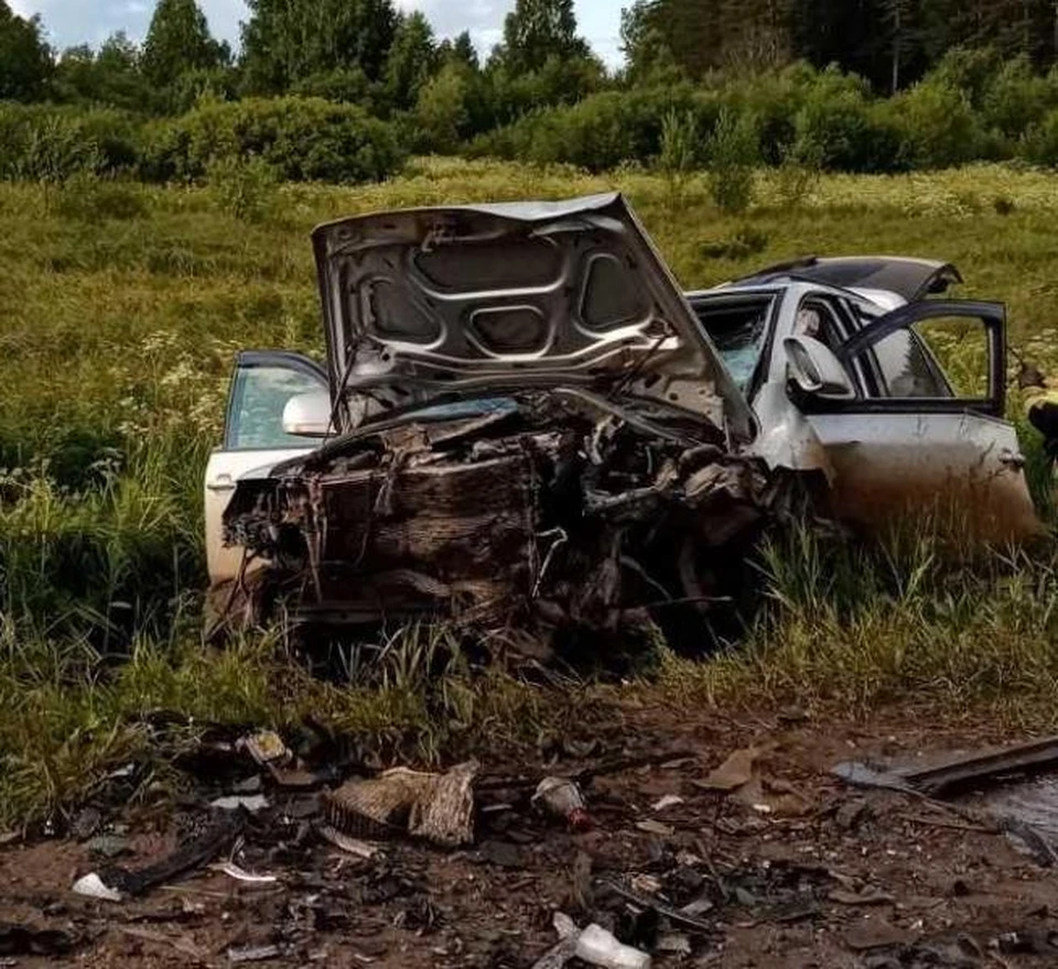 Машины всмятку, водитель погиб. В Пермском крае произошло смертельное ДТП -  KP.RU