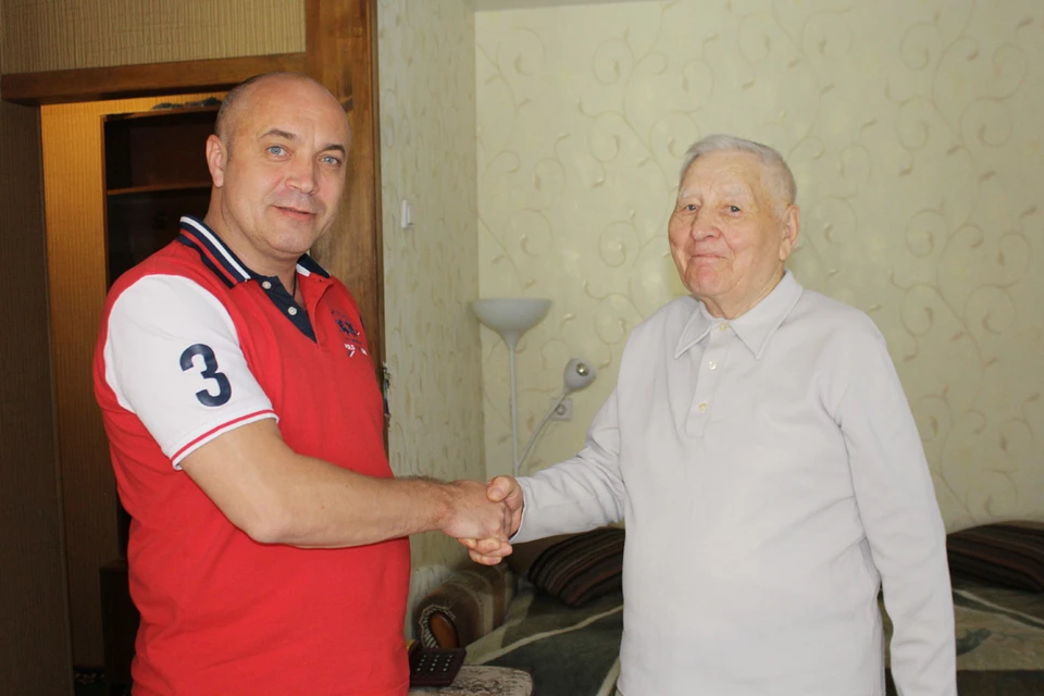 Денис Плотников поздравил с юбилеем Победы и днем рождения ветерана Алексея Федосеевича.