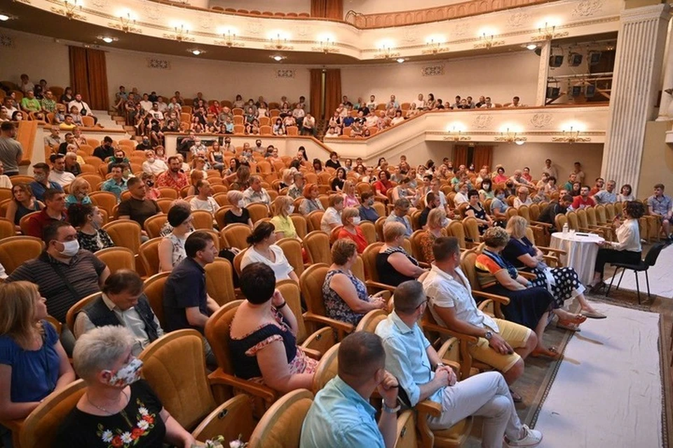 Зрители с нетерпением ждут, когда театры снова распахнут свои двери. Фото: muzdrama.ru