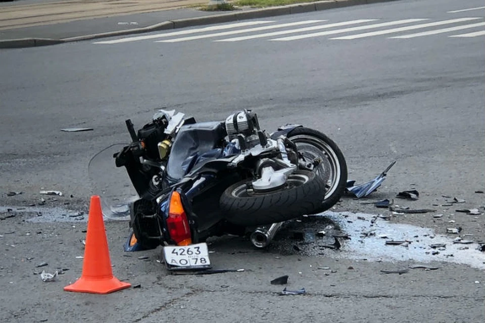 Микроавтобус насмерть сбил мотоциклиста в Невском районе