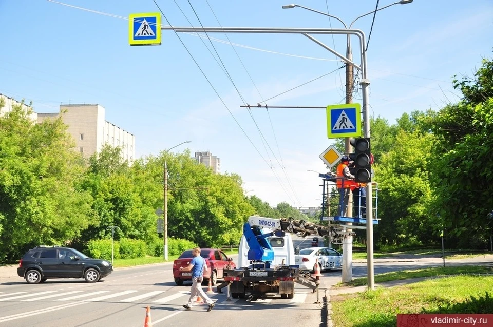 Органы гибдд установили новые светофоры на дорожных переходах возле учебных заведений