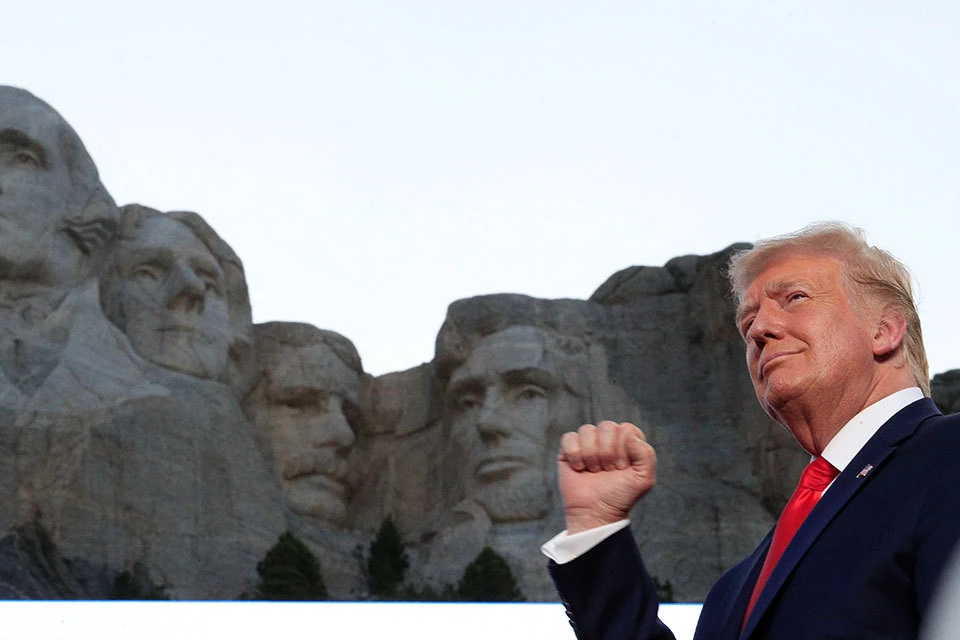 С яркой речью к исполинскому монументу четырём президентам США на горе Рашмор приехал нынешний хозяин Белого дома — Дональд Трамп.