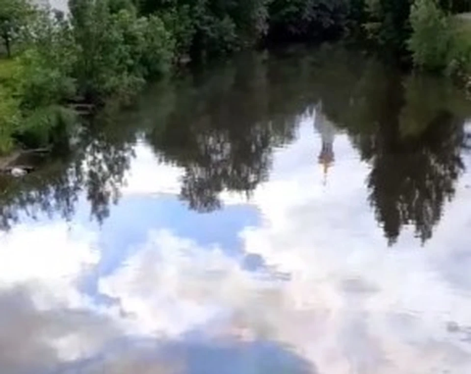 Пятна на речке люди замечают регулярно