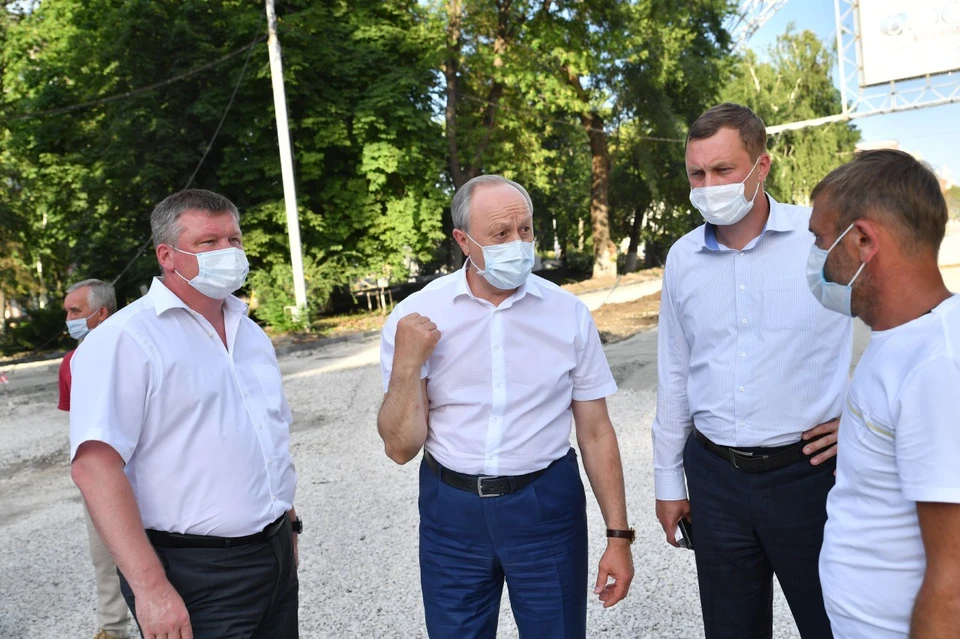 Валерий Радаев потребовал убрать оставшиеся ларьки с Аллеи роз. Фото пресс-службы губернатора