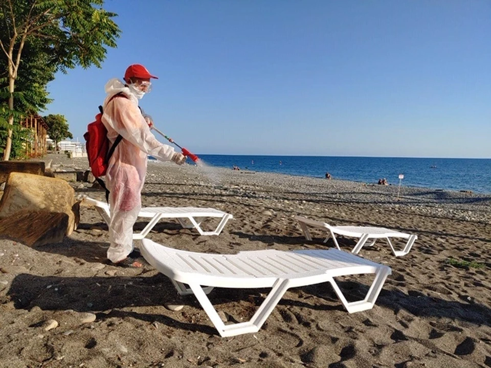 В Сочи каждое утро пляжи обрабатывают люди в «коронавирусных» костюмах. Фото: пресс-служба SPA-отеля «Русский дом Дивный».
