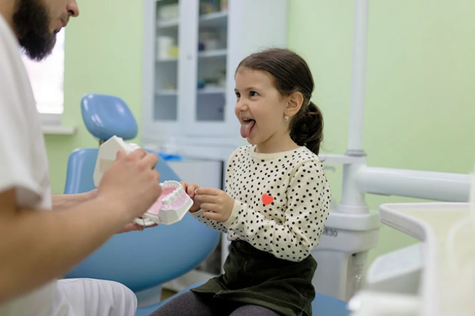 Прием детского стоматолога в Иркутске: Подойдите к выбору клиники и детского врача тщательно. Фото: стоматология "Кристалл"