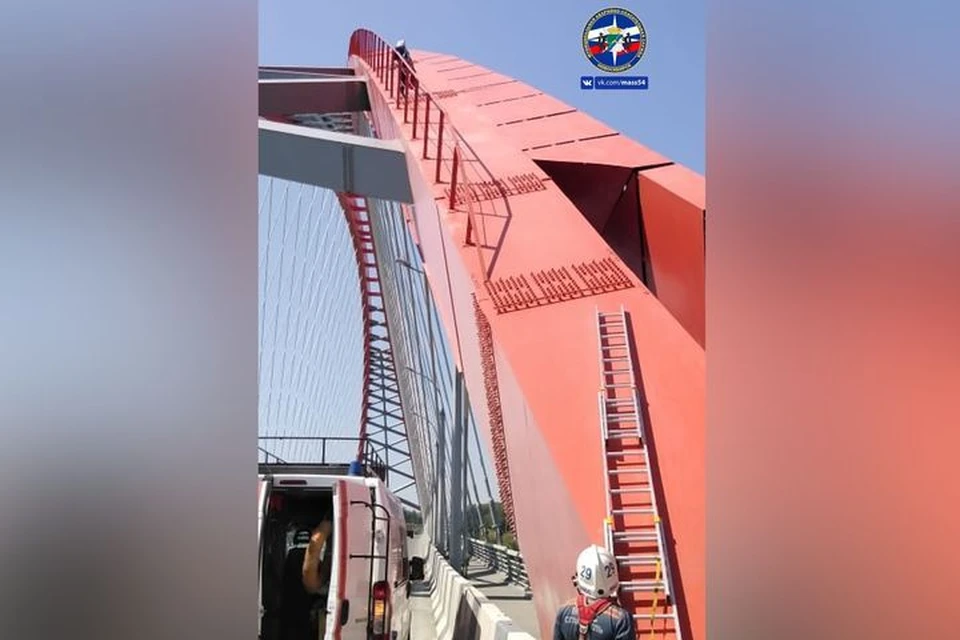 Парень взобрался на арку Бугринского моста. Фото: МАСС