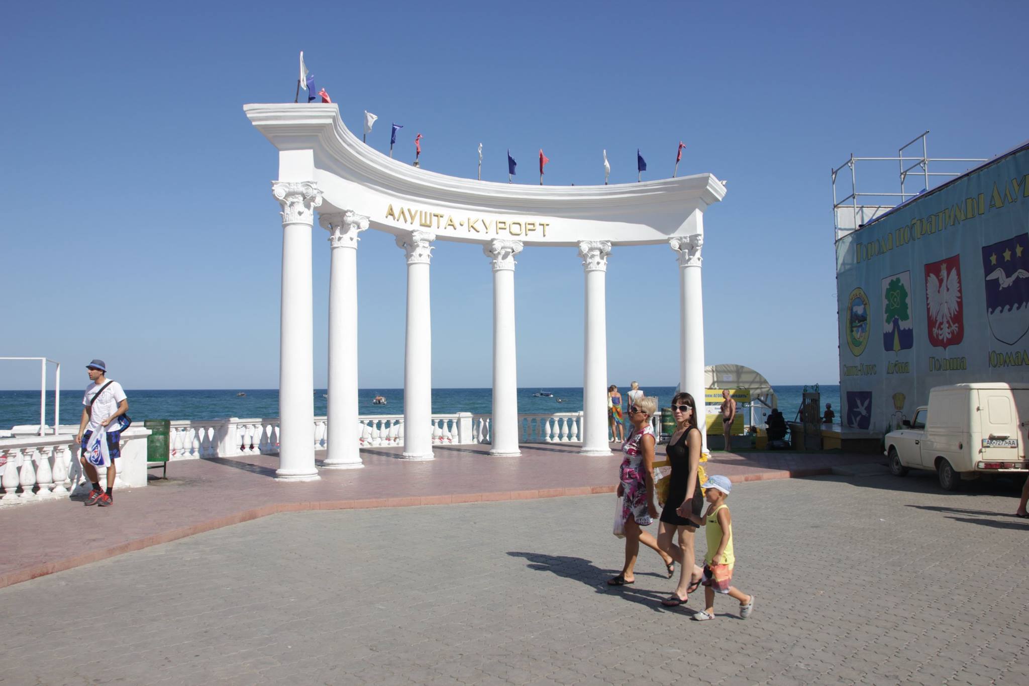 Отдохнуть в Крыму уже успели многие звезда российской эстрады.