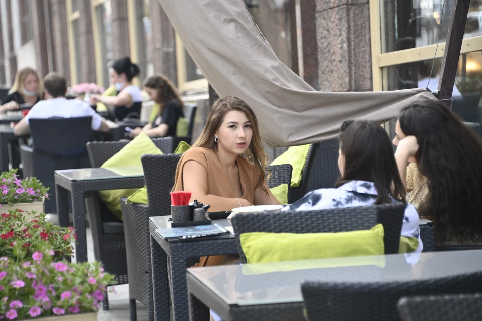 Кафе и рестораны по-прежнему обслуживают посетителей только на улице.