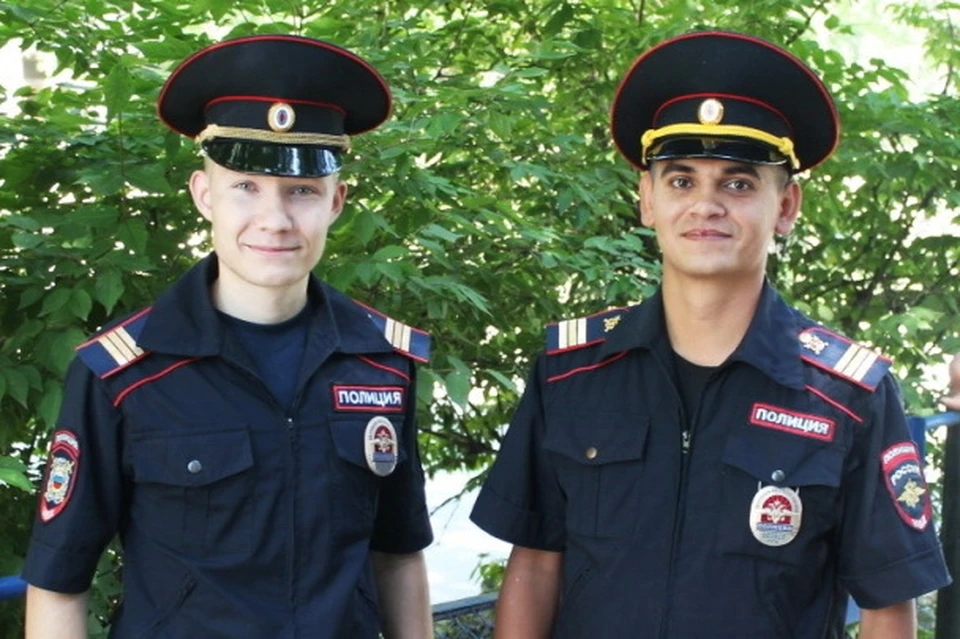 Инспекторы ППС полиции Иван Мизгирев и Павел Мазур. Фото: пресс-служба ОМВД России по городу Артему