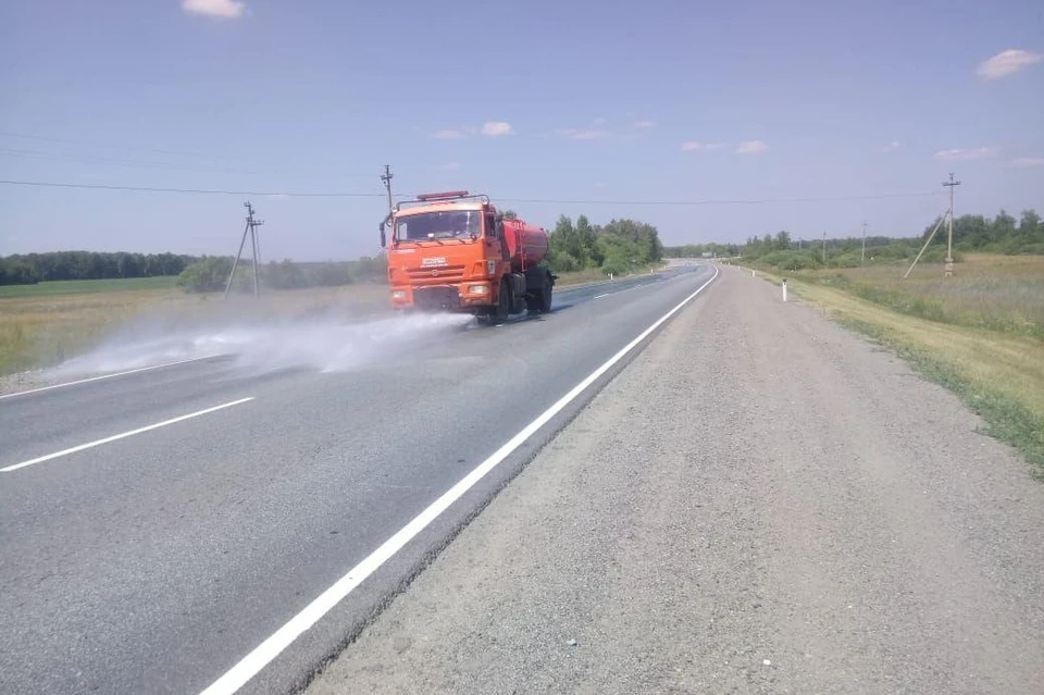 Подрядчики активно поливают трассы Фото: ФКУ Упрдор "Южный Урал"