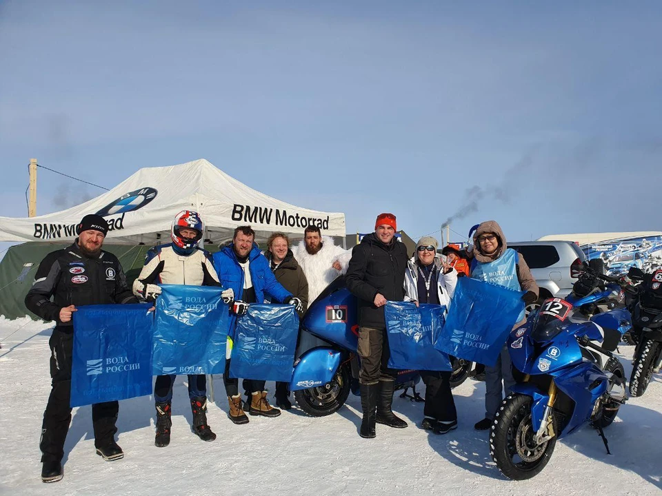 В рамках фестиваля скорости «Байкальская миля» на льду озера проводилась расчистка береговой линии Байкала