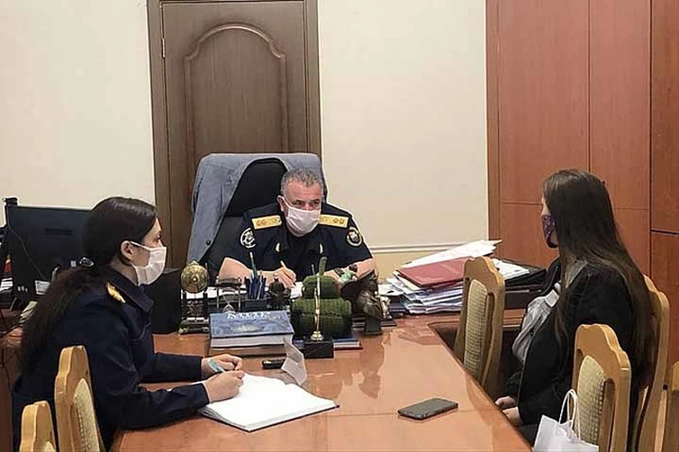 Одна из девушек-сирот рассказывает Кириллу Левиту, что уже долго не может получить положенную ей по закону квартиру.