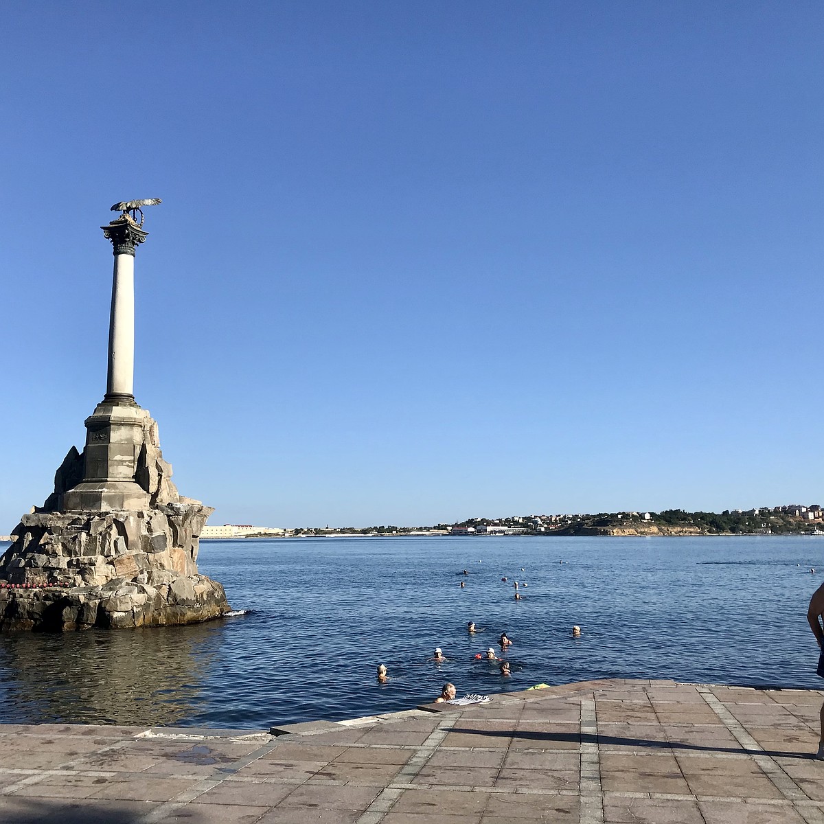 Море на памятнике. Памятник затопленным кораблям. Севастополь памятник затопленным кораблям и салют. Памятник затопленным кораблям в Севастополе фото. Достопримечательности Крыма памятник затопленным кораблям.