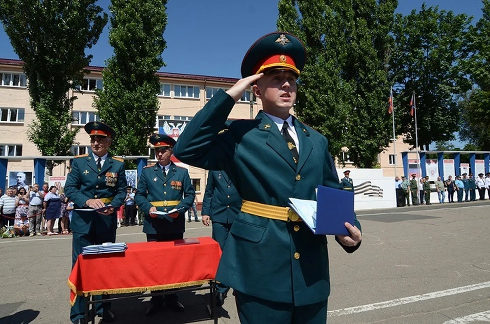 Вручение дипломов молодым офицерам в Донецком высшем общевойсковом командном училище. Фото: glavadnr.ru