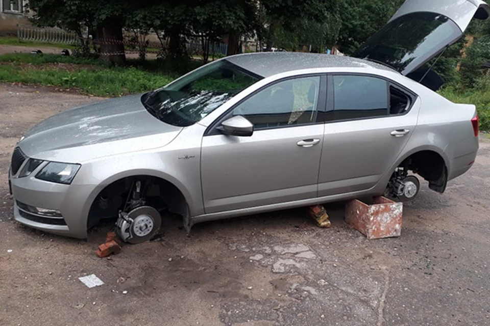 У туристов украли личные вещи и сняли с автомобиля все четыре колеса Фото: vk.com/"РЖЕВ |НЕЗАВИСИМАЯ ТЕЛЕКОМПАНИЯ "РиТ"