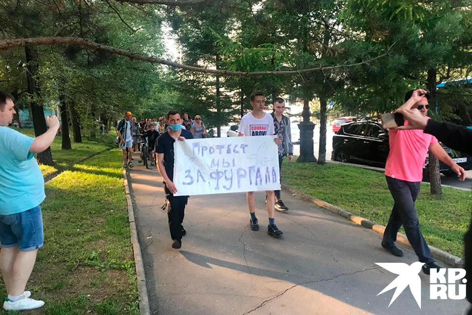 В Хабаровске жители собрались на центральной площади, чтобы провести митинг в поддержку задержанного Сергея Фургала