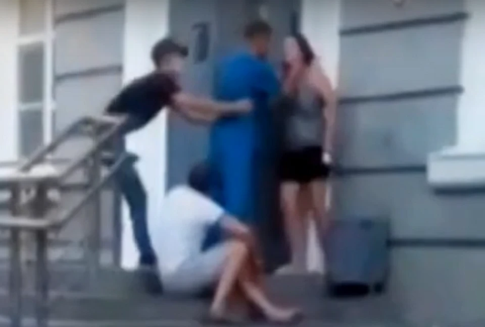 Женщина привела супруга с переломом ноги, а его не приняли. Фото: группа «Краснотурьинск LIVE» в соцсети «Вконтакте»