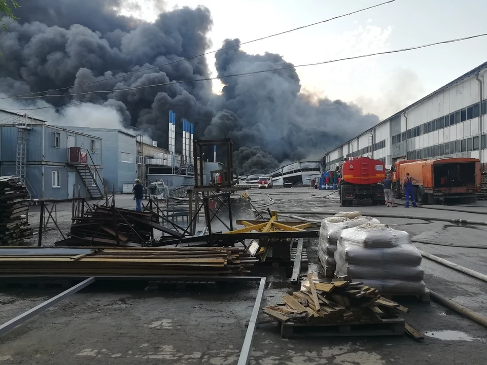 Пожар обещают локализовать через полчаса