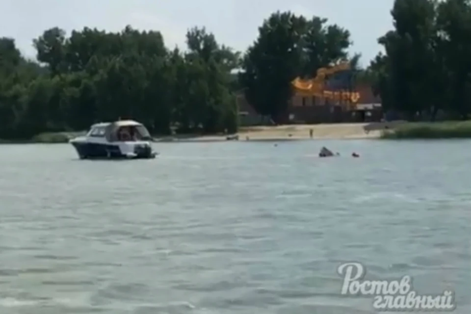 В Ростове компания пьяных парней едва не утонула после крушения катера. Фото: соцсети