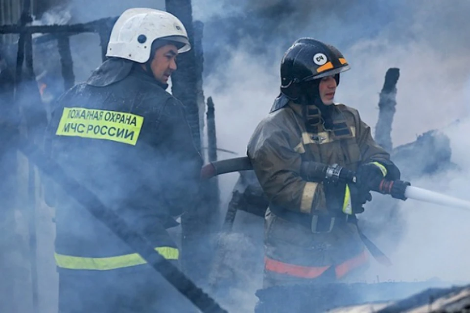 В Ростове ночью тушили вспыхнувшую иномарку
