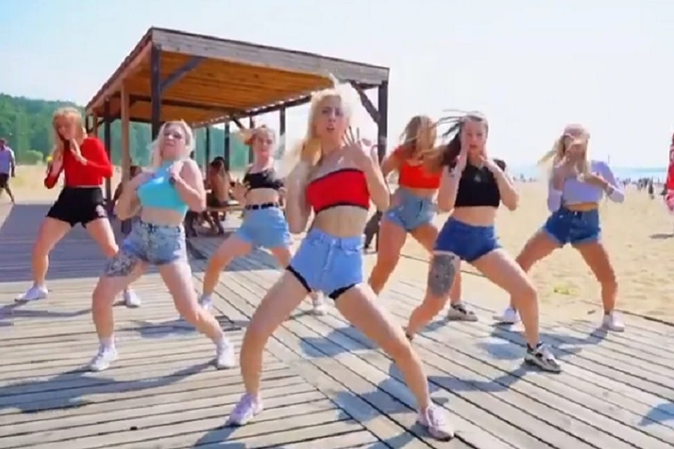 Танцы голых девушек на вечеринке: 1000 отборных роликов