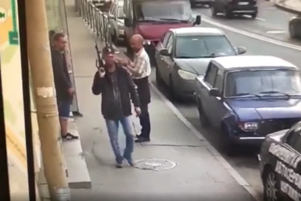 Пьяный мужчина разгуливал с автоматом по центру Петербурга