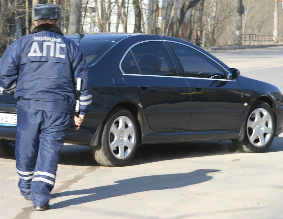 Отце решил научить 8-летнего ребёнка управлять автомобилем.