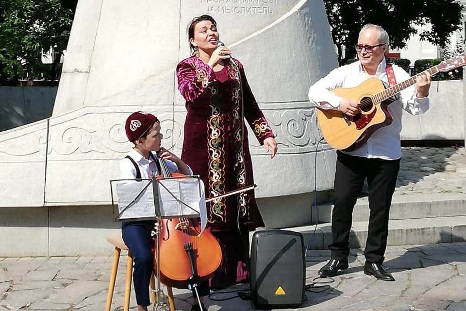 У памятника классику казахской словесности Абаю Кунанбаеву прошла музыкально-поэтическая акция.